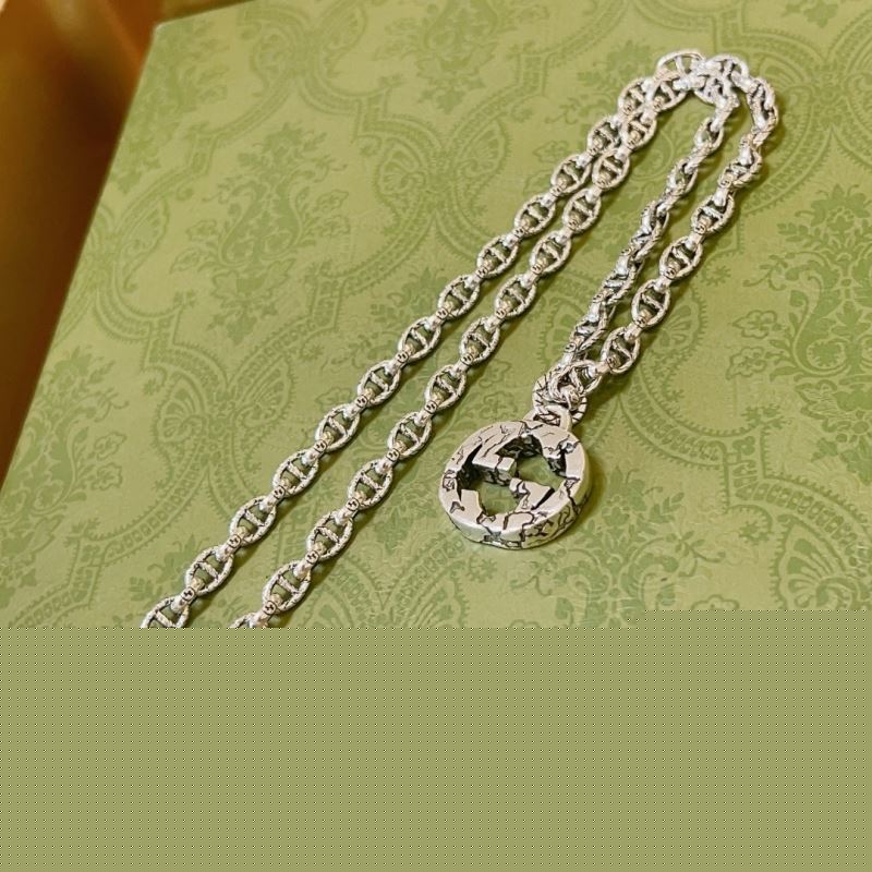 G*u*i necklaces